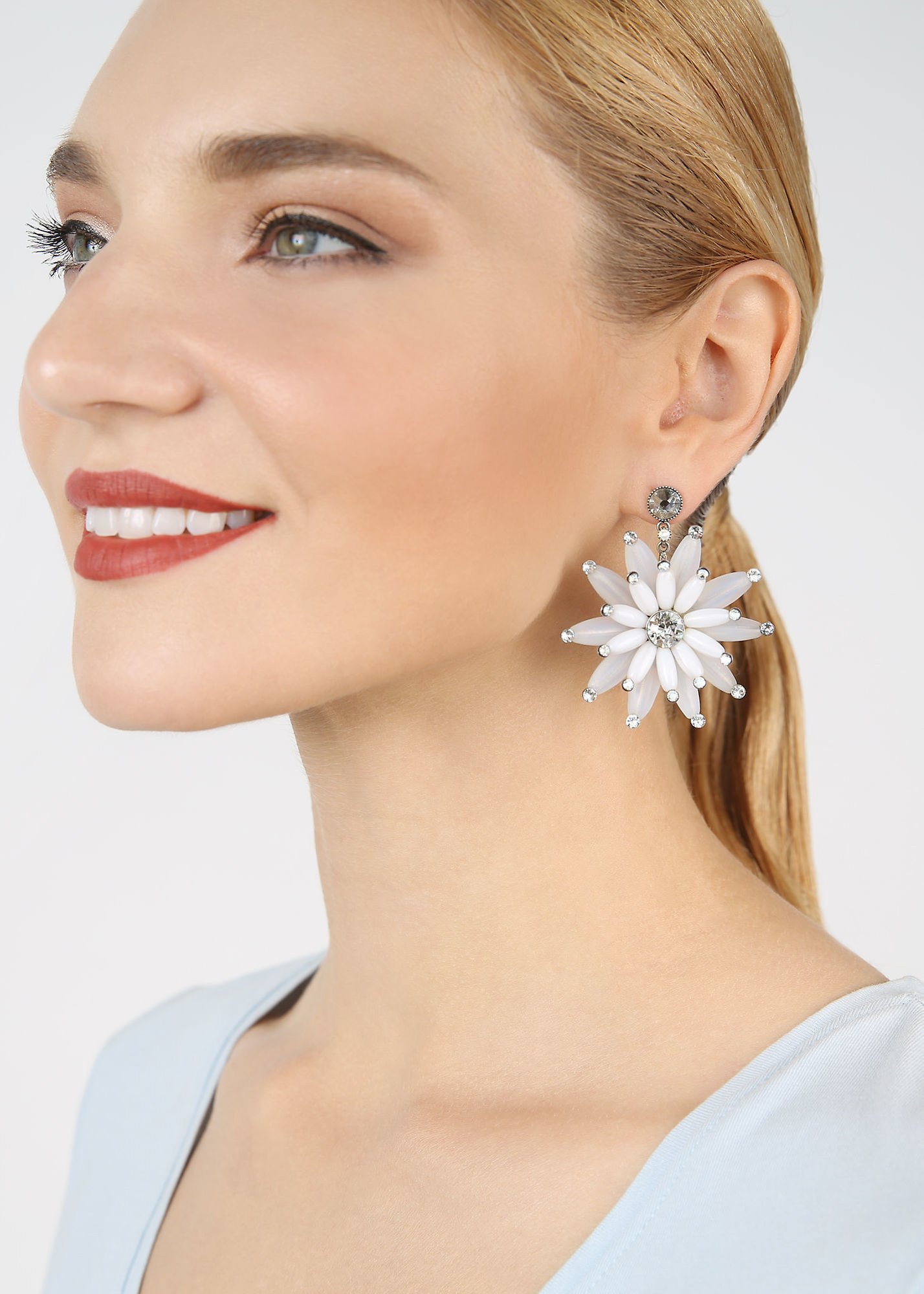 image for Earring Stud Dangling Daisy Riot White  size L