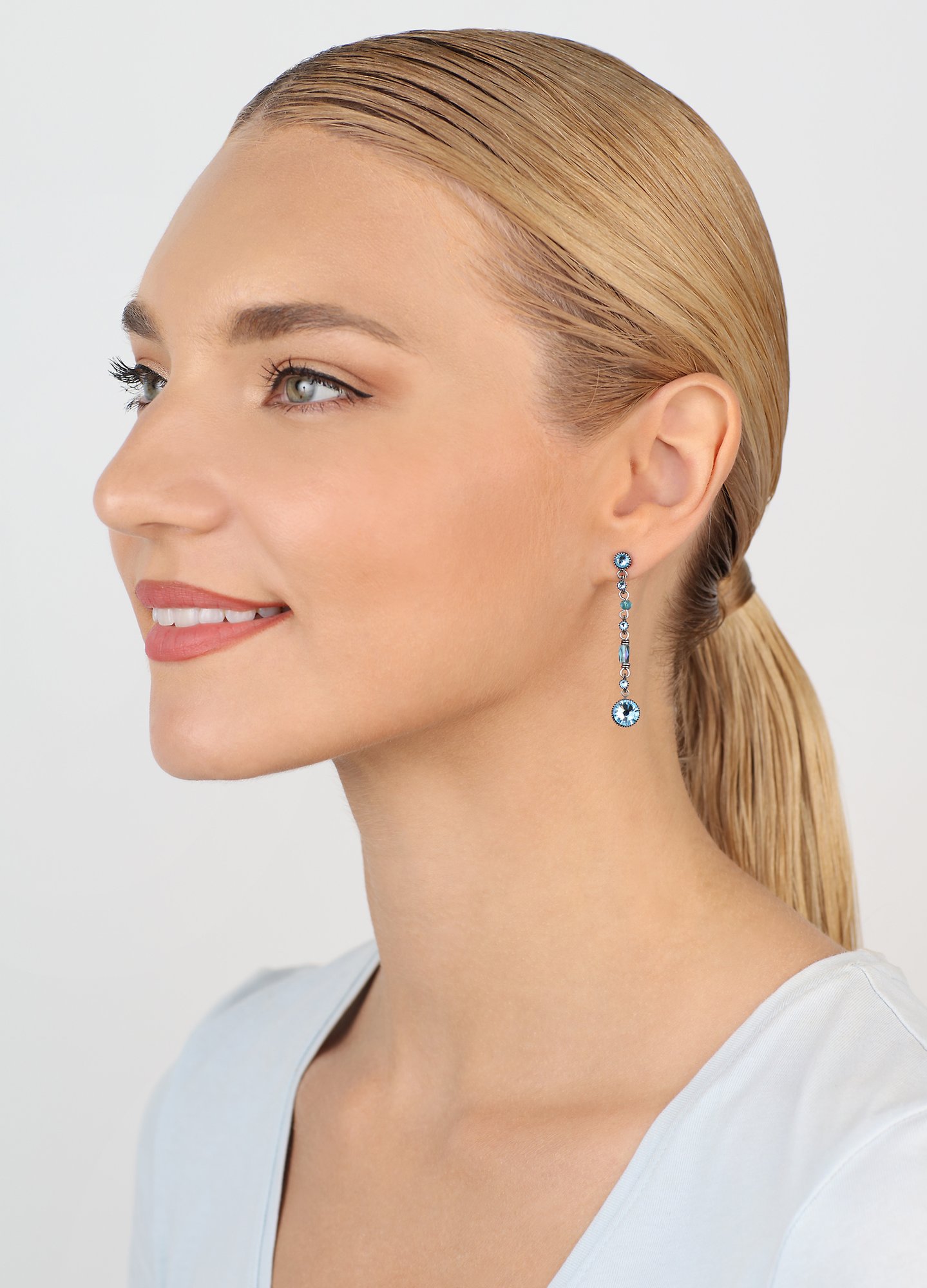 image for Earring Stud Dangling Petit Glamour d´Afrique Blue aquamarine 