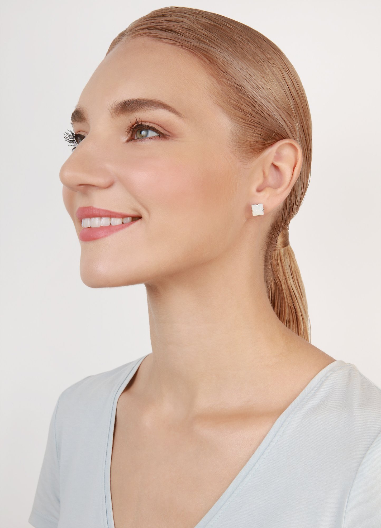 image for Earring Stud Petit Four Carre White  size M