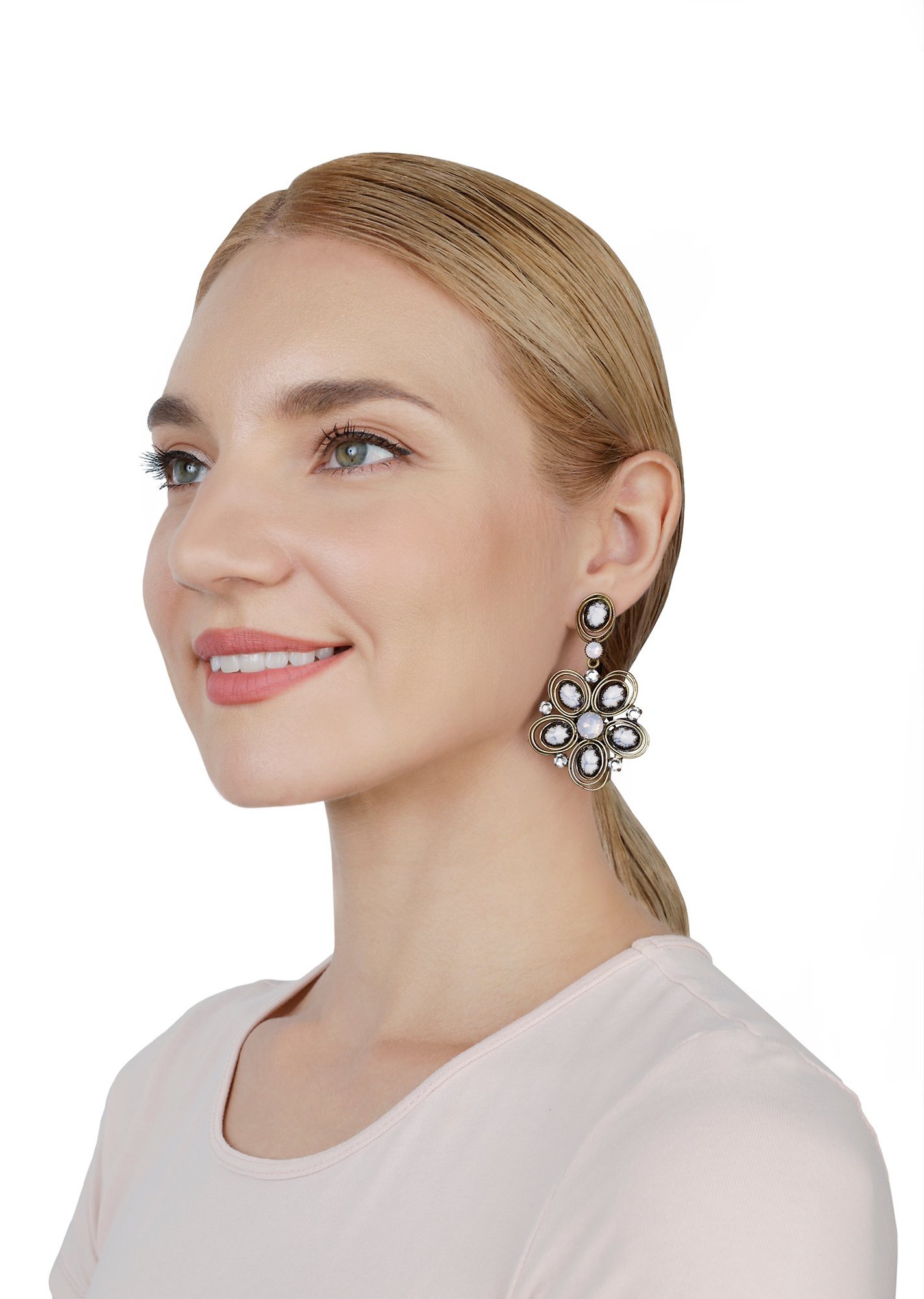 Bild für Ohrstecker baumelnd Boho Twist Weiß  Größe M